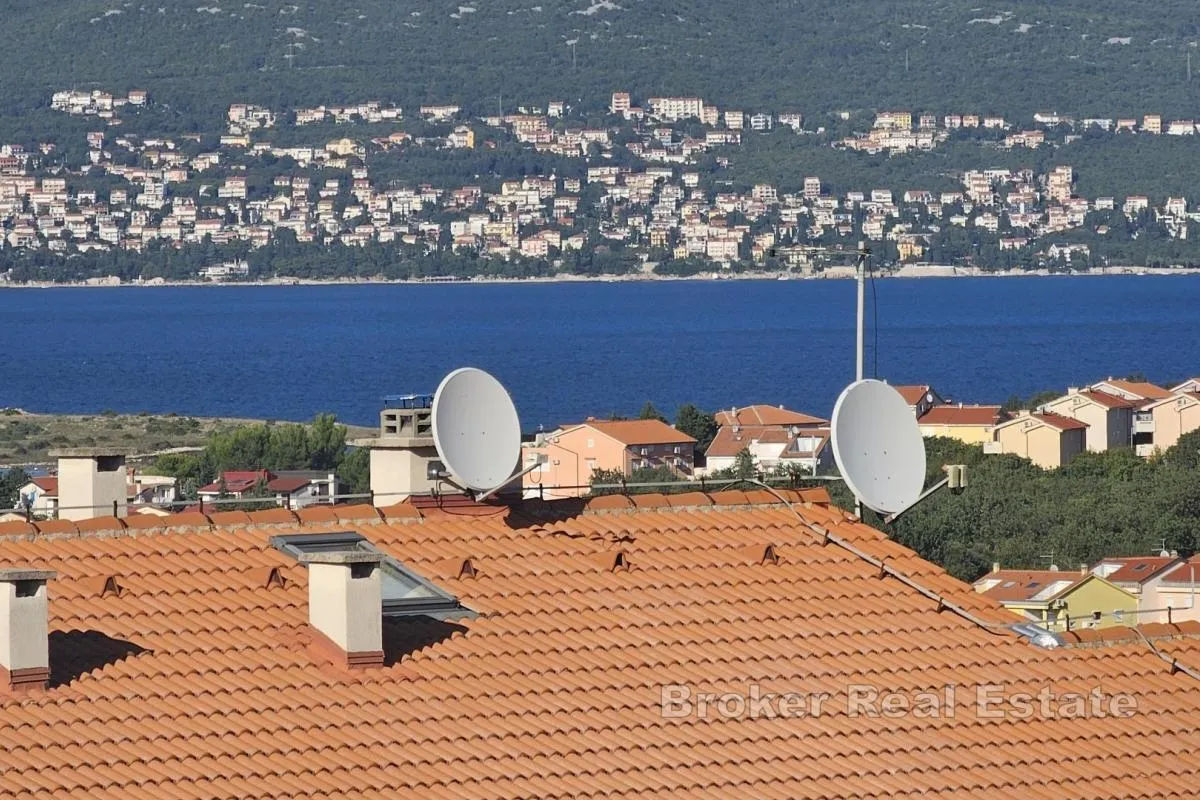 apartman s pogledom na more u mirnoj zoni - slika 1