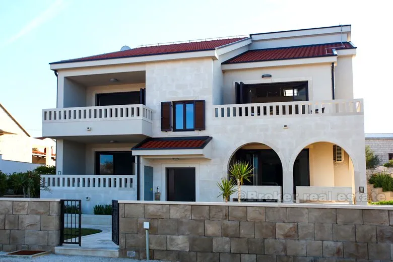 villa smješten u lijepoj uvali, na prodaju - slika 5