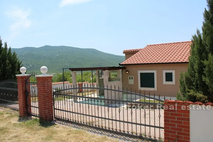 moderna kuća s bazenom u blizini splita - slika 19