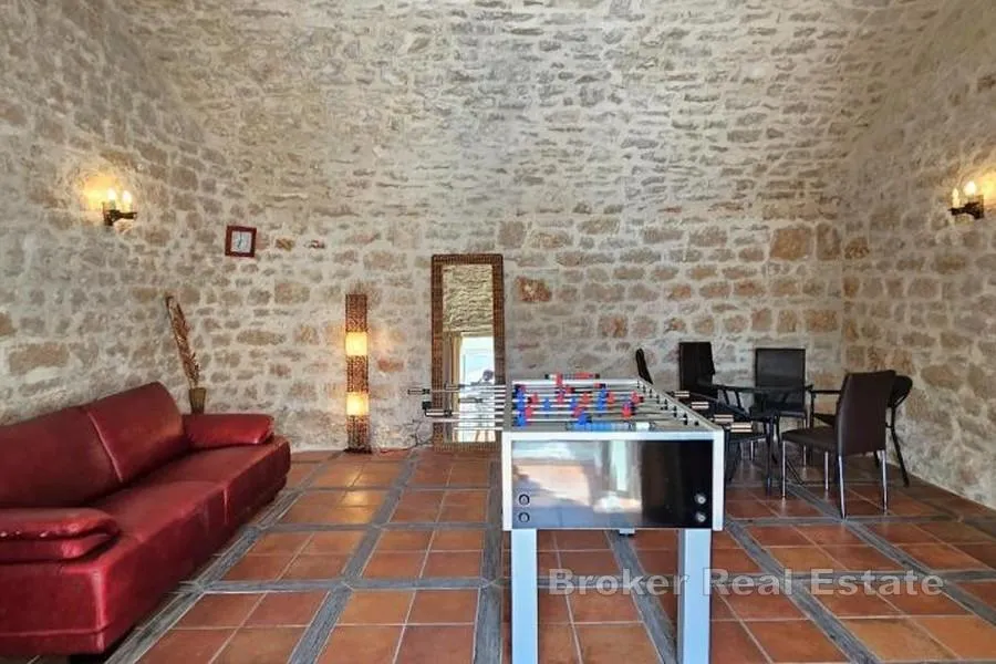 tradicionalna kamena kuća s bazenom i pogledom na more - slika 11