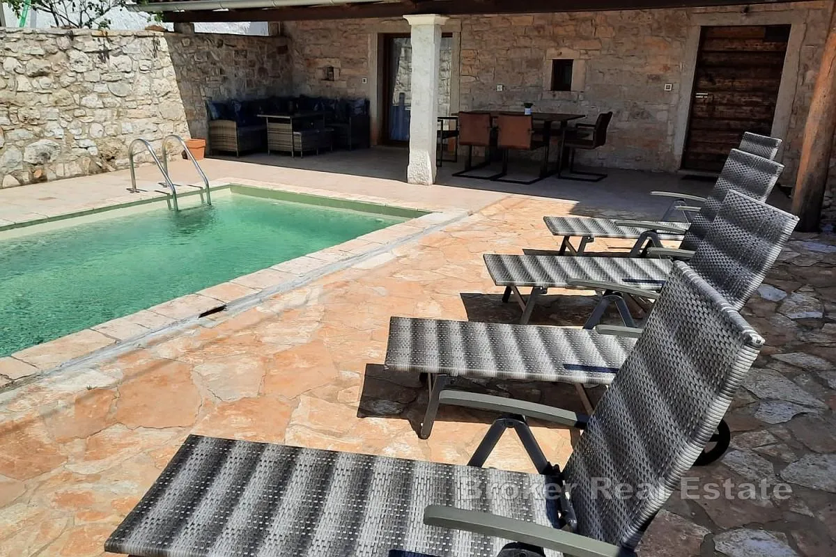 Kuća s bazenom i dodatnim zemljištem - Poreč