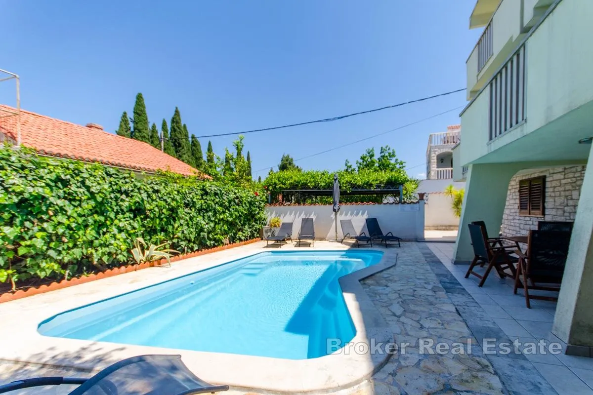apartmanska kuća s bazenom - slika 2