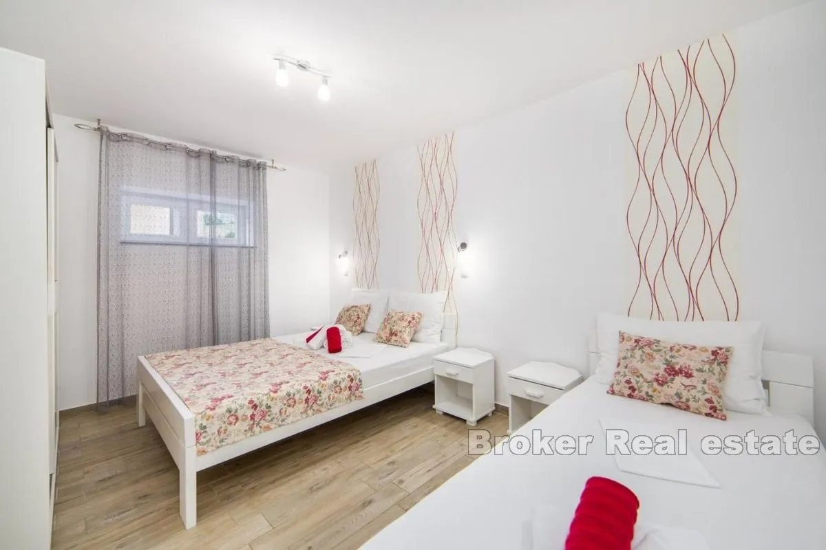 apartmanska kuća s bazenom - slika 15