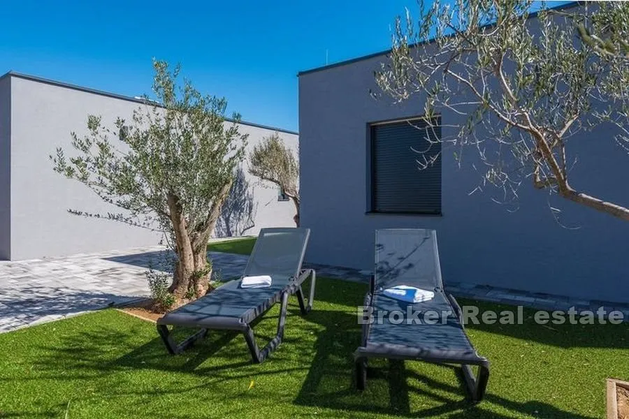 atraktivan resort s ukupno 9 vila s bazenom - slika 18