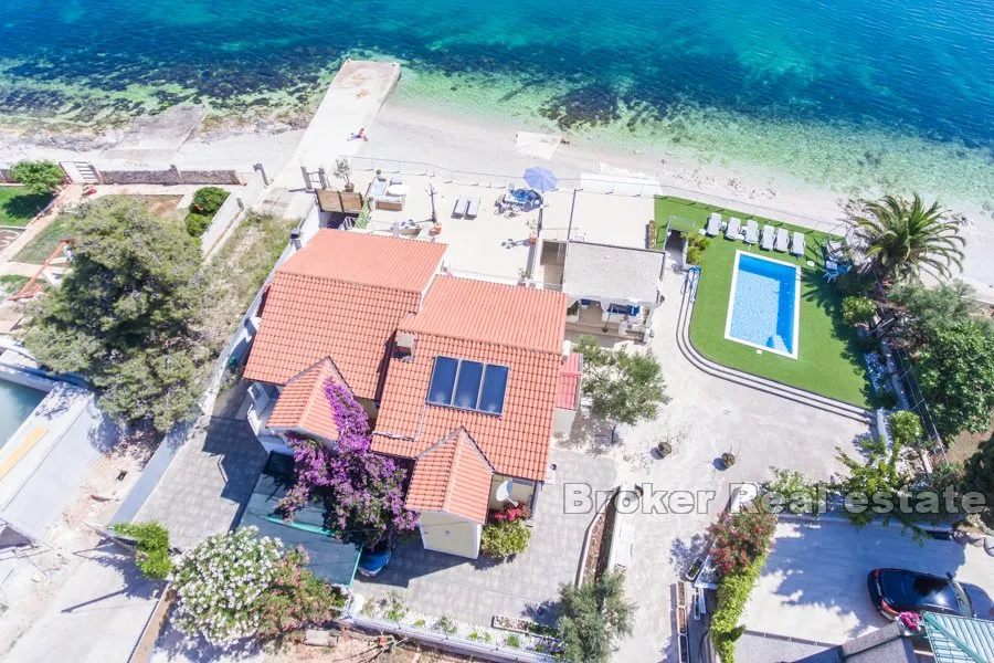 vila na plaži s prostranim terasama i pogledom na more - slika 13