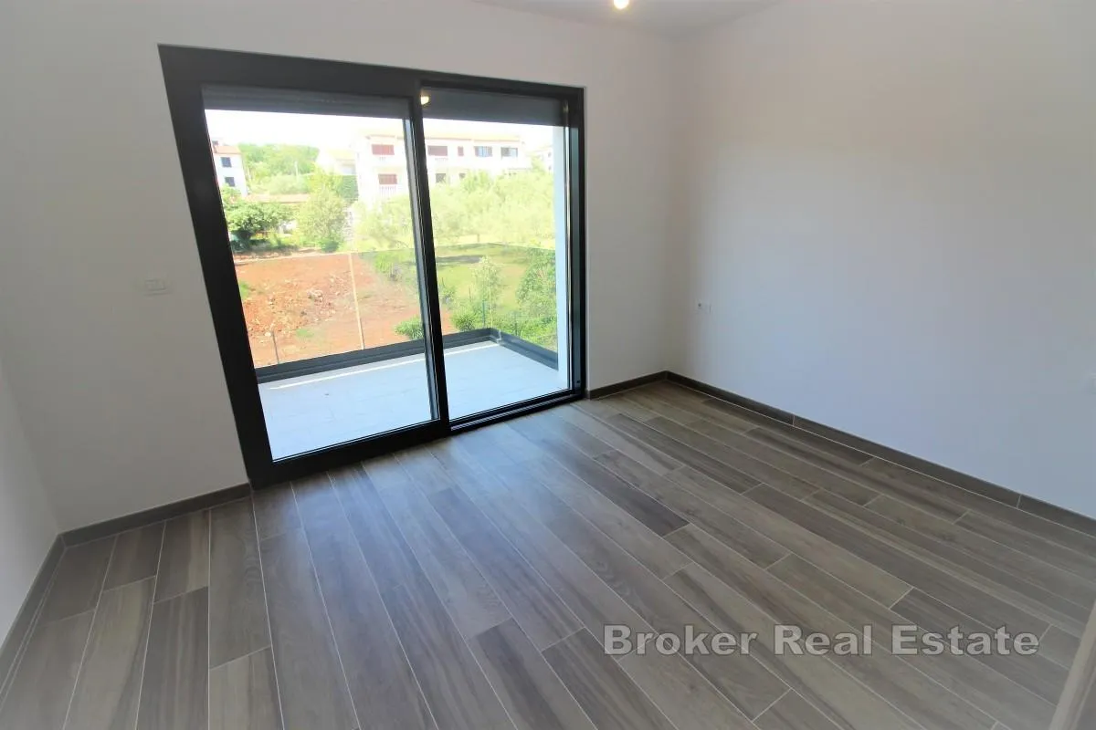 dvoetažni apartman s bazenom u blizini mora - slika 7