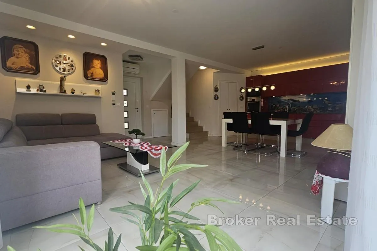 troetažni apartman s bazenom i krovnom terasom - slika 6