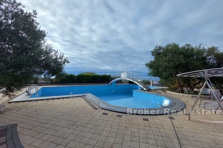 apartmanska kuća s bazenom - slika 9