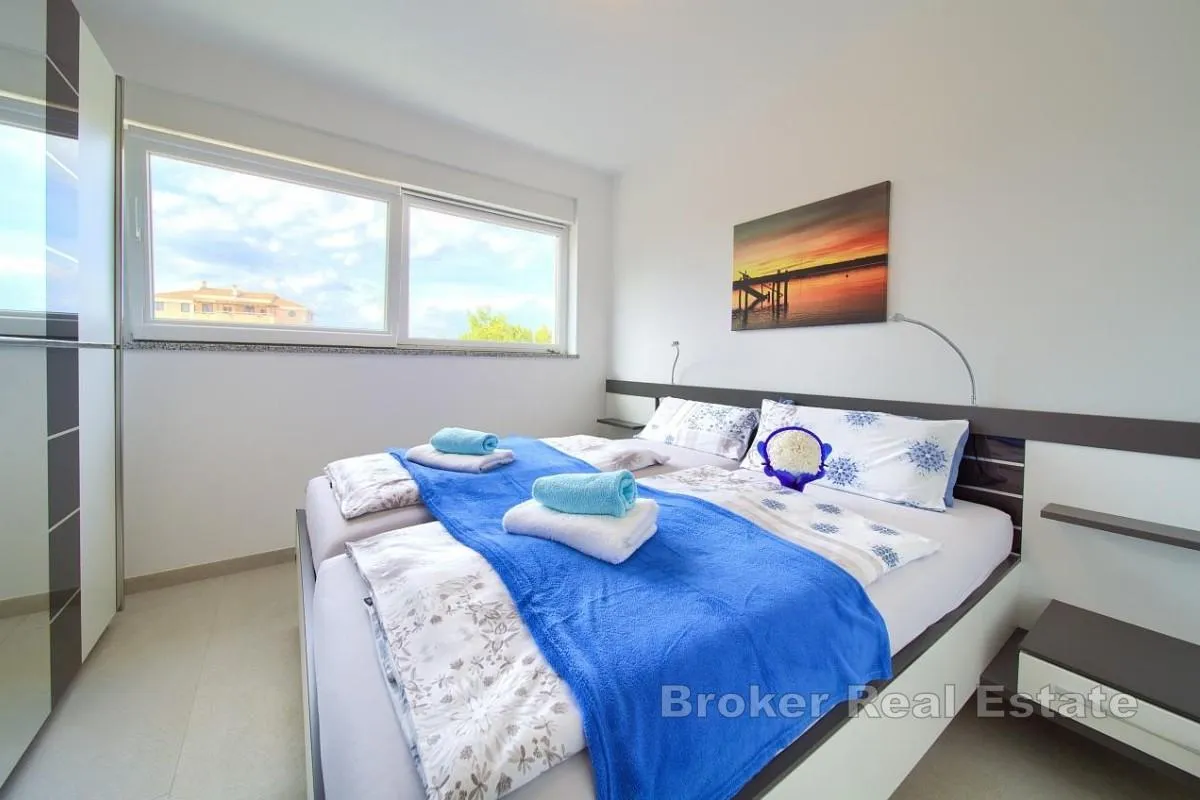dvosoban apartman s pogledom na more - slika 9