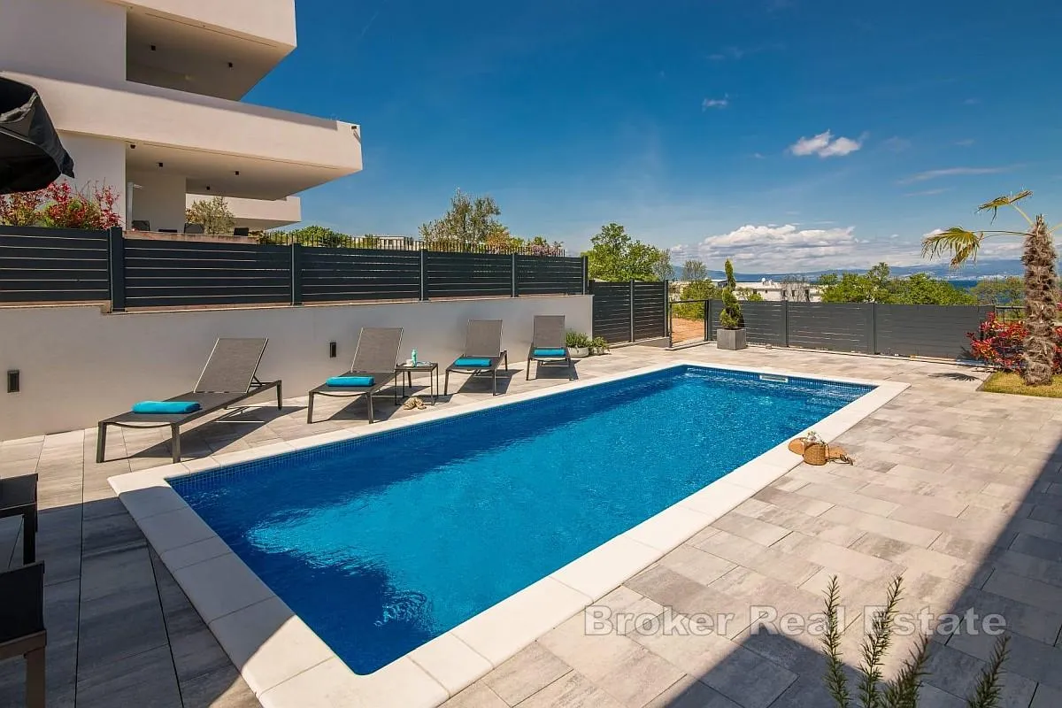 Luksuzni trosoban apartman s bazenom i okućnicom - Krk