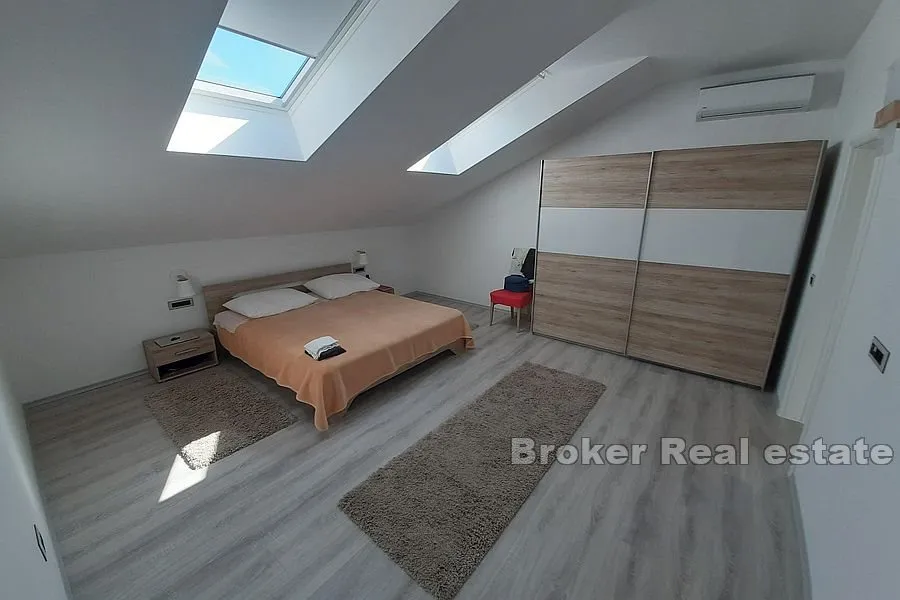 apartmanska zgrada u prvom redu do mora - slika 8