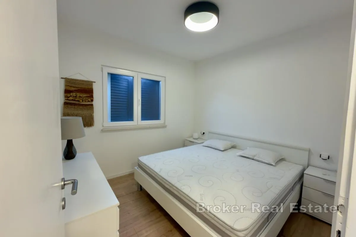 tri apartmanske jedince s pogledom na more - slika 14
