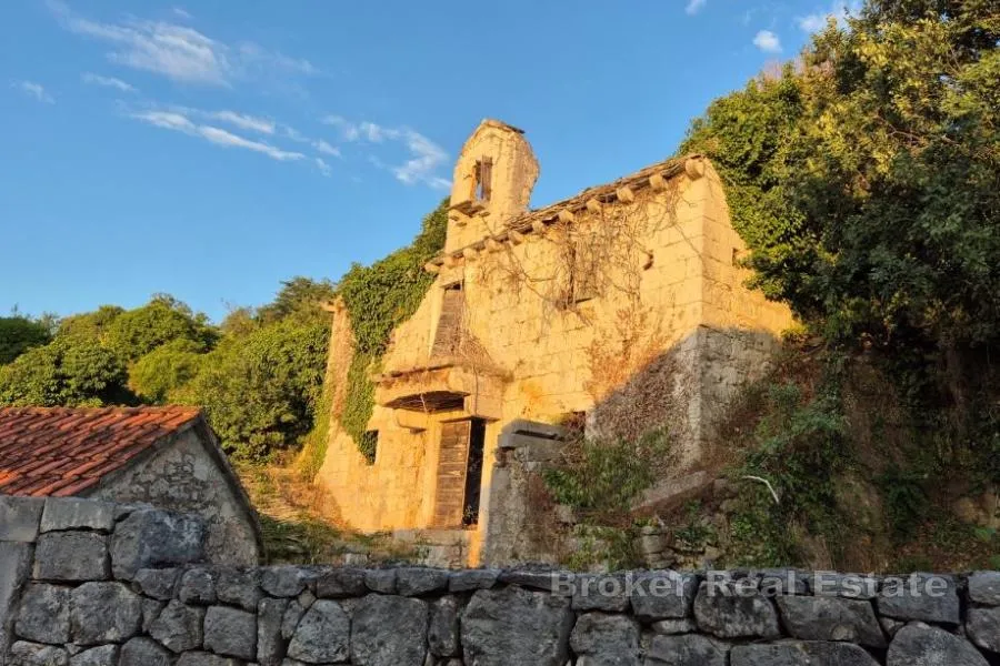ruševne kamene kuće s garažom i objektima - slika 2