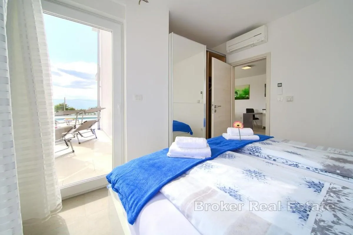 vila s četiri apartmana i otvorenim pogledom na more - slika 10