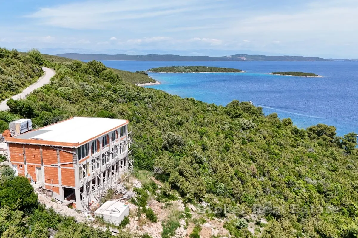 nedovršena samostojeća kuća na osami - slika 1