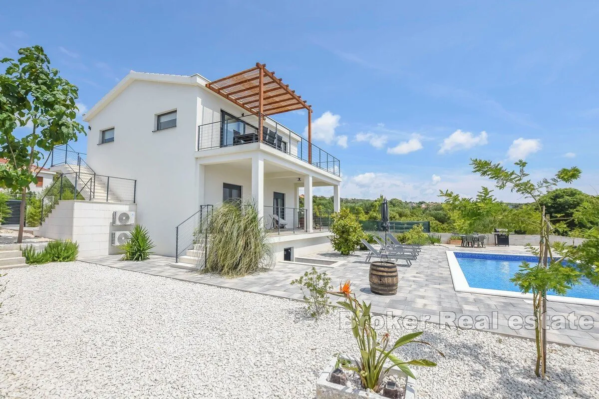 Vila s bazenom u blizini Rogoznice - Rogoznica