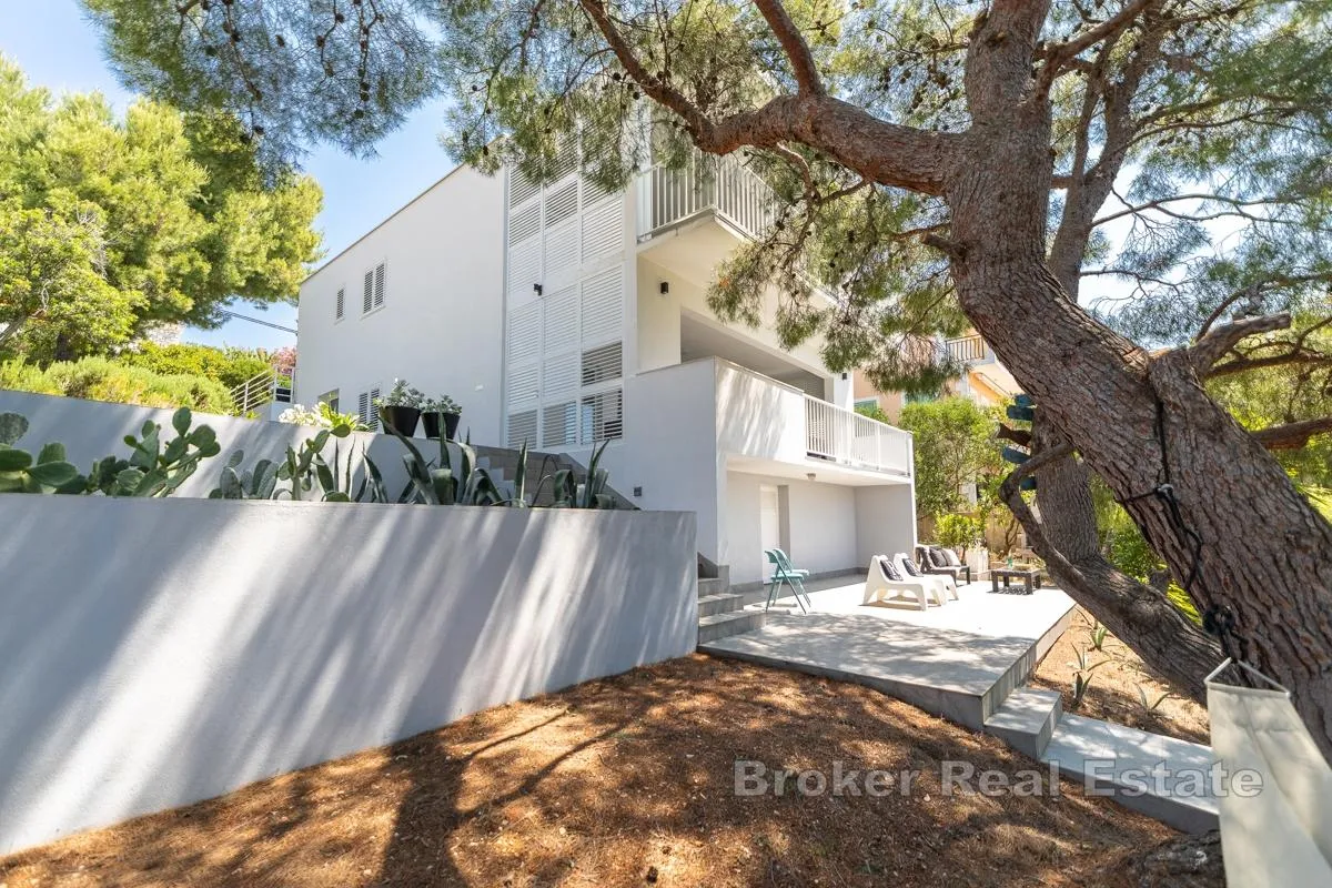 mediteranska vila smještena uz samu morsku obalu - slika 19