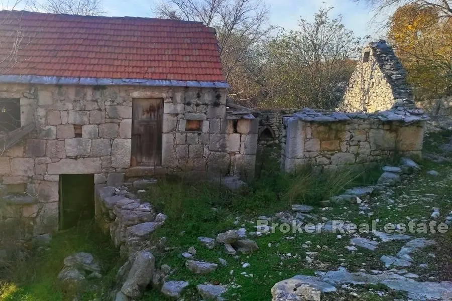 kompleks sa dalmatinskim kućicama - slika 1