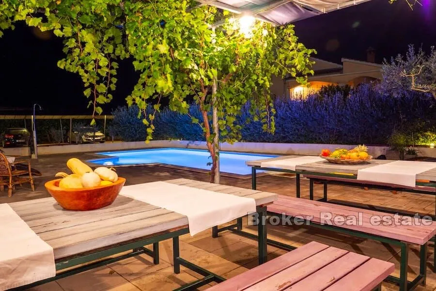 apartmanska vila s bazenom - slika 3