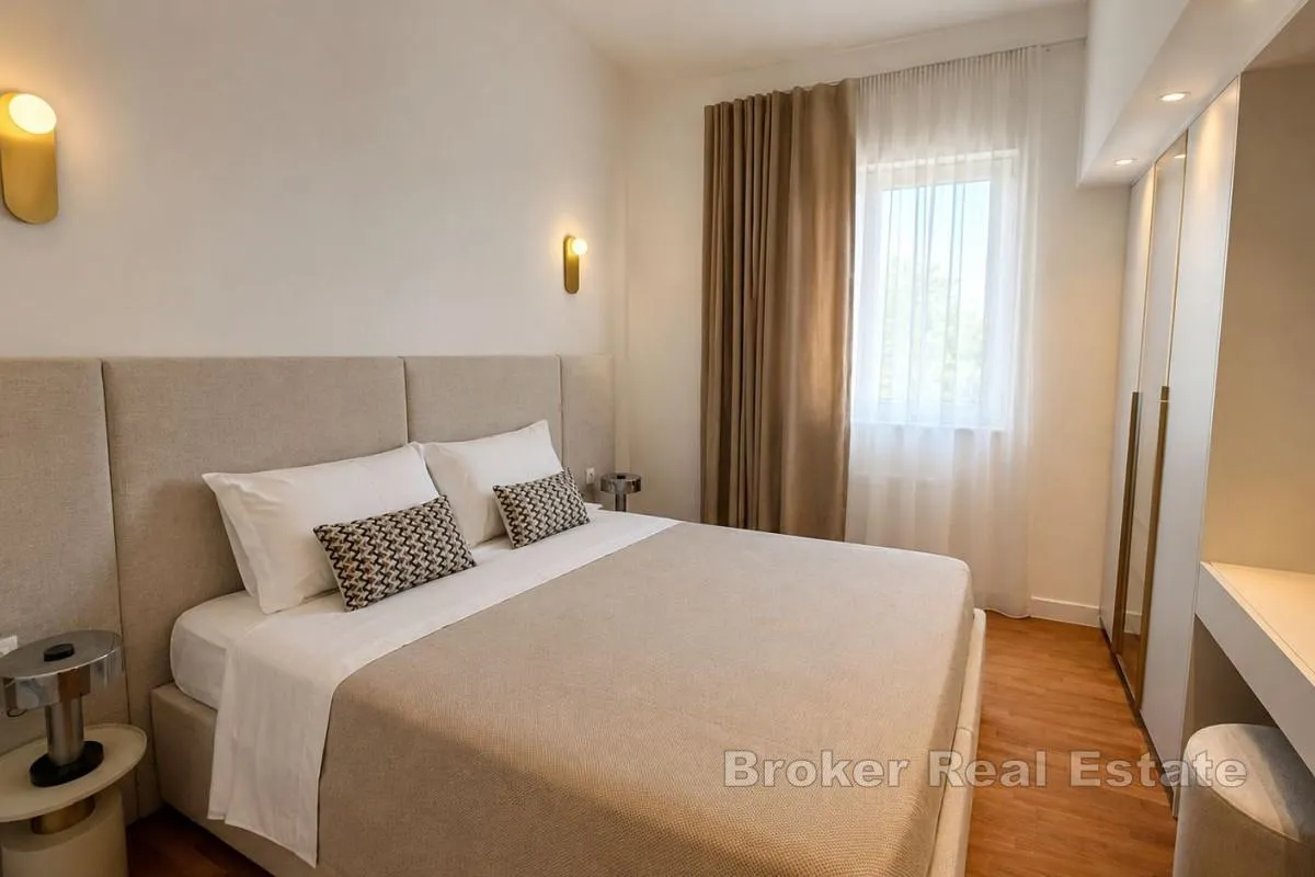 ekskluzivan stan na prestižnoj lokaciji prvi red uz more - slika 14