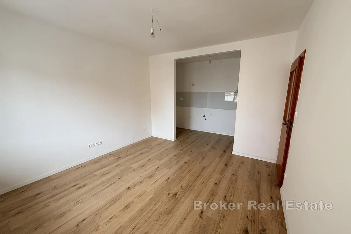 renovirani stan s prostranom privatnom terasom - slika 4