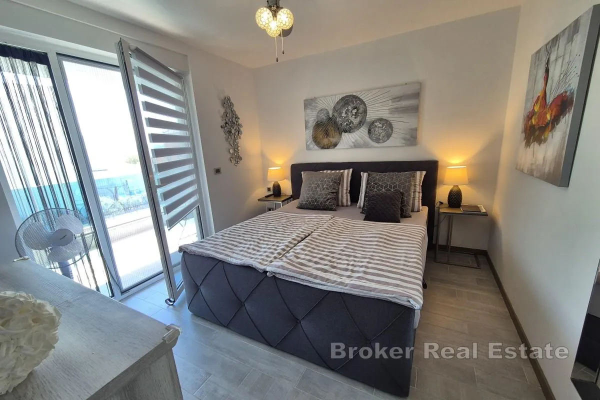 apartman s bazenom i pogledom na more - slika 7