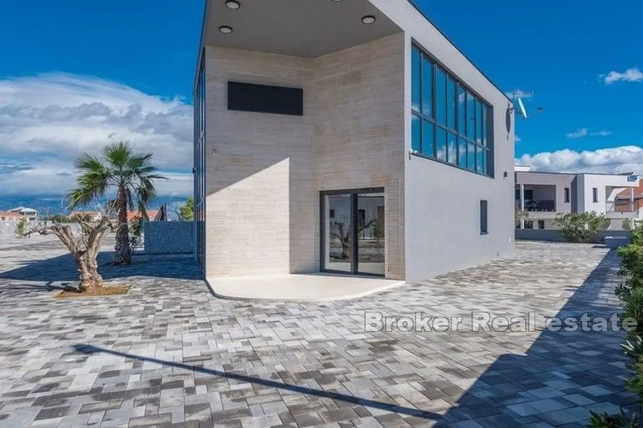 atraktivan resort s ukupno 9 vila s bazenom - slika 3