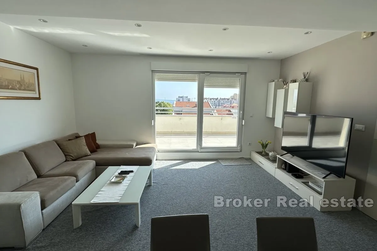 Atraktivan penthouse s velikom terasom I jacuzzijem - Split