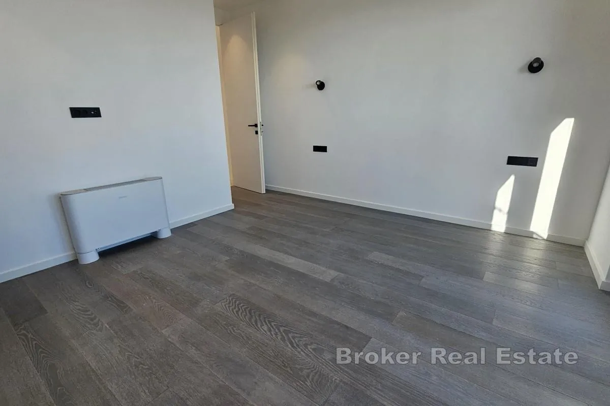 penthouse s krovnom terasom i bazenom - slika 9