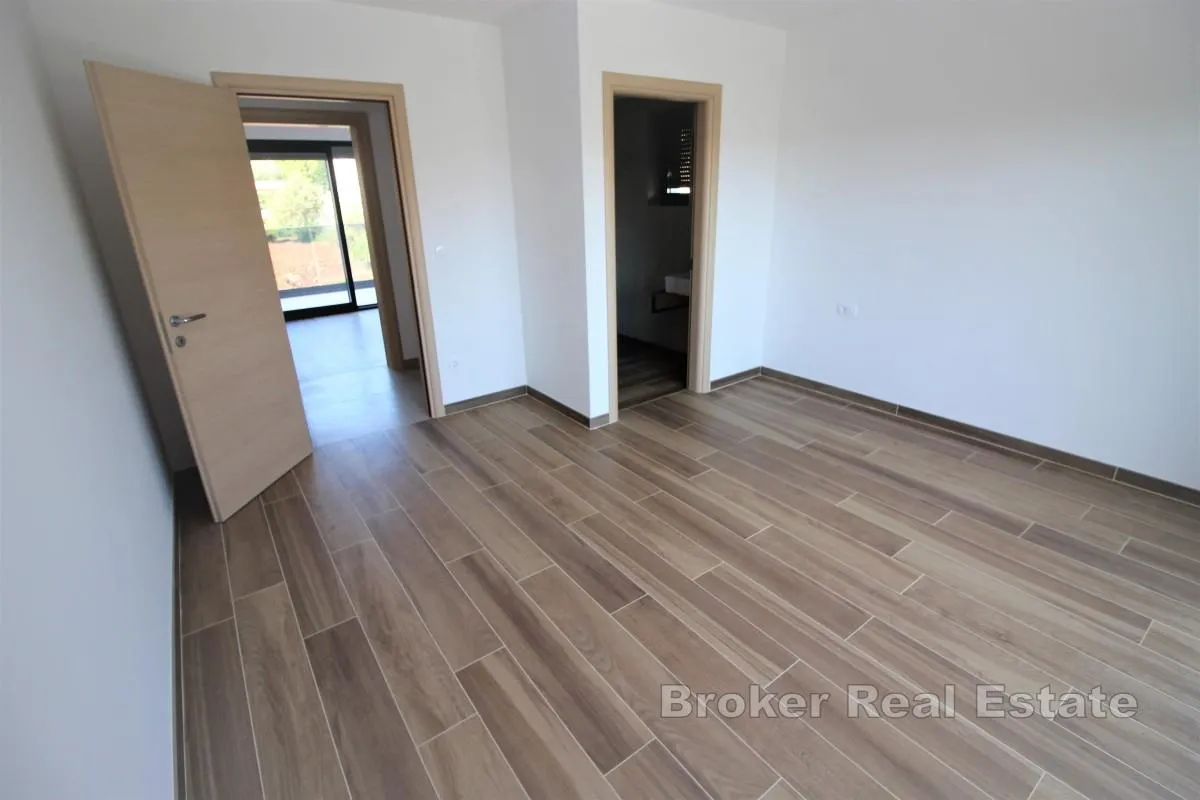 dvoetažni apartman s bazenom u blizini mora - slika 5