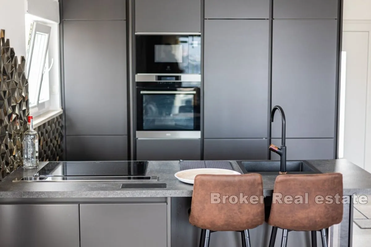 luksuzan penthouse s bazenom i prekrasnim pogledom na more - slika 8