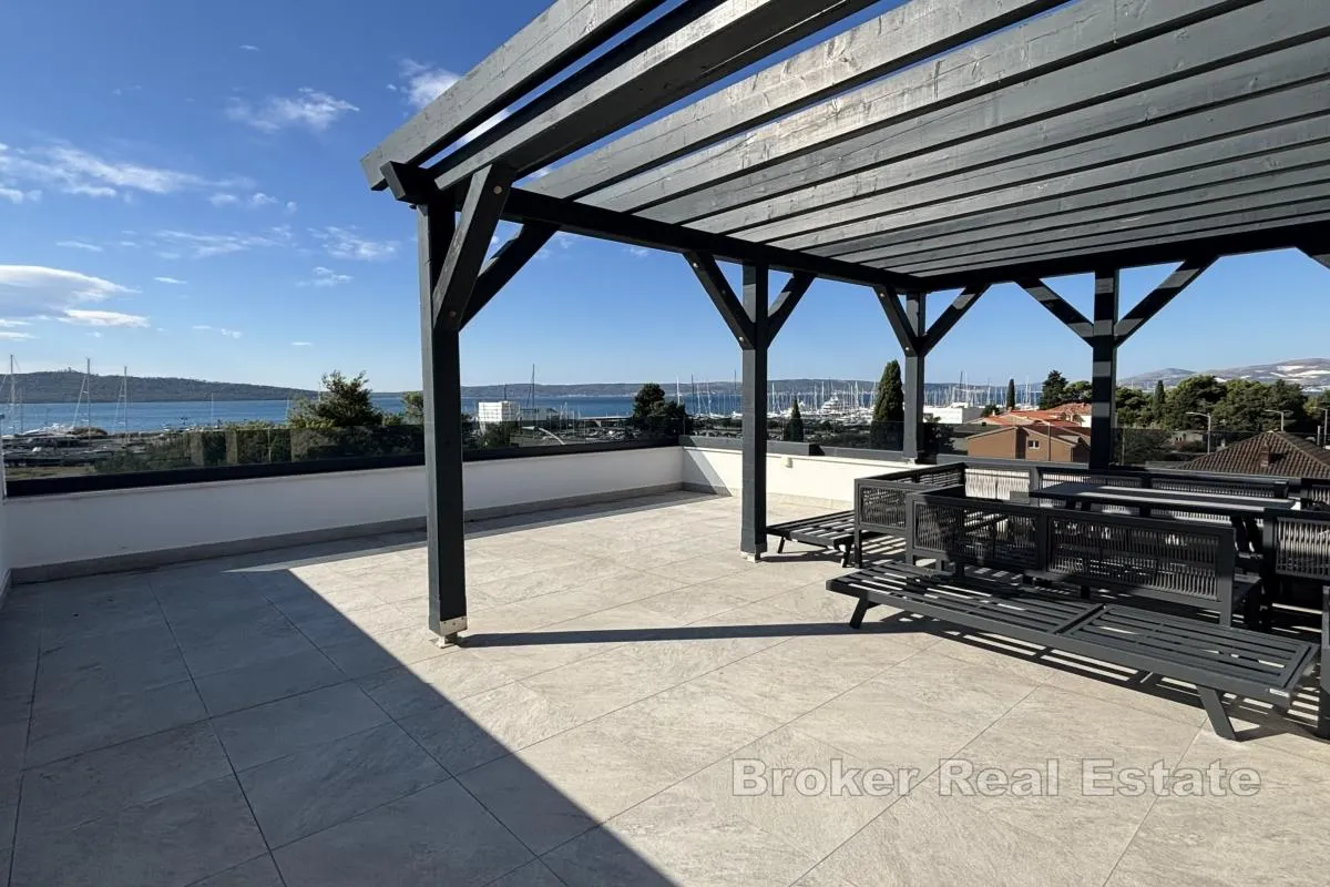 Izvanredan penthouse stan s krovnom terasom i otvorenim pogledom na more - Kaštel Gomilica, Kaštela