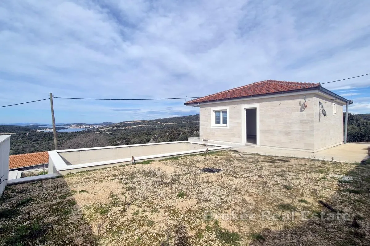samostojeća kuća s bazenom i pogledom na more - slika 1