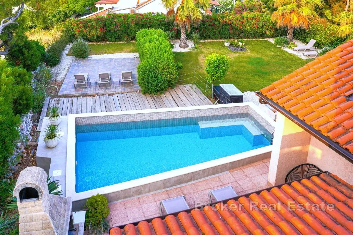 kuća za odmor s mediteranskim vrtom, bazenom i saunom - slika 1
