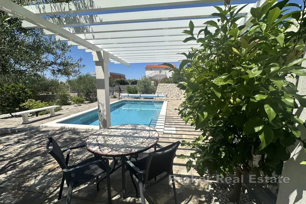 samostojeća kuća s bazenom i pogledom na more - slika 7