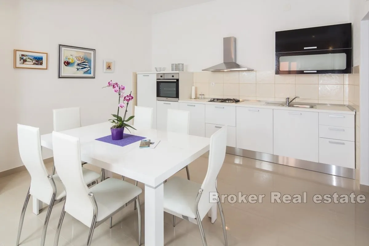 atraktivan apartman s bazenom - slika 5