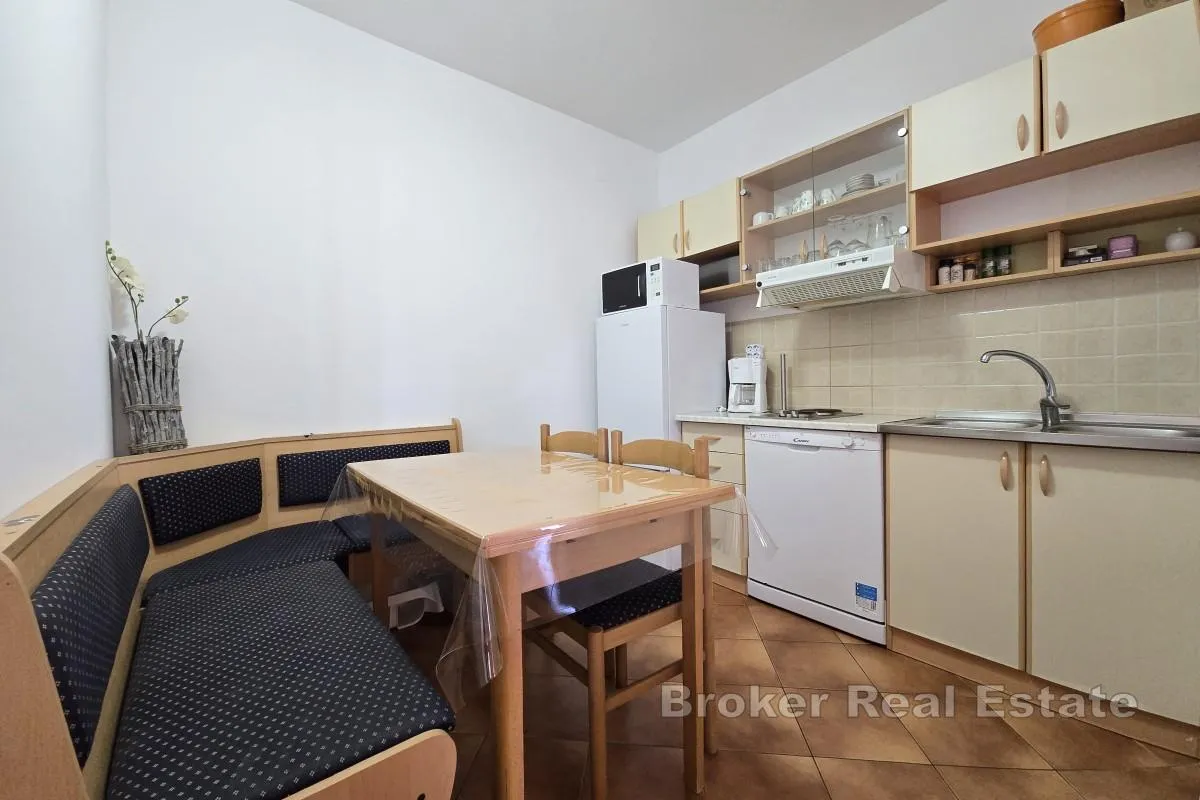 dvosobni apartman s pogledom na more - slika 6