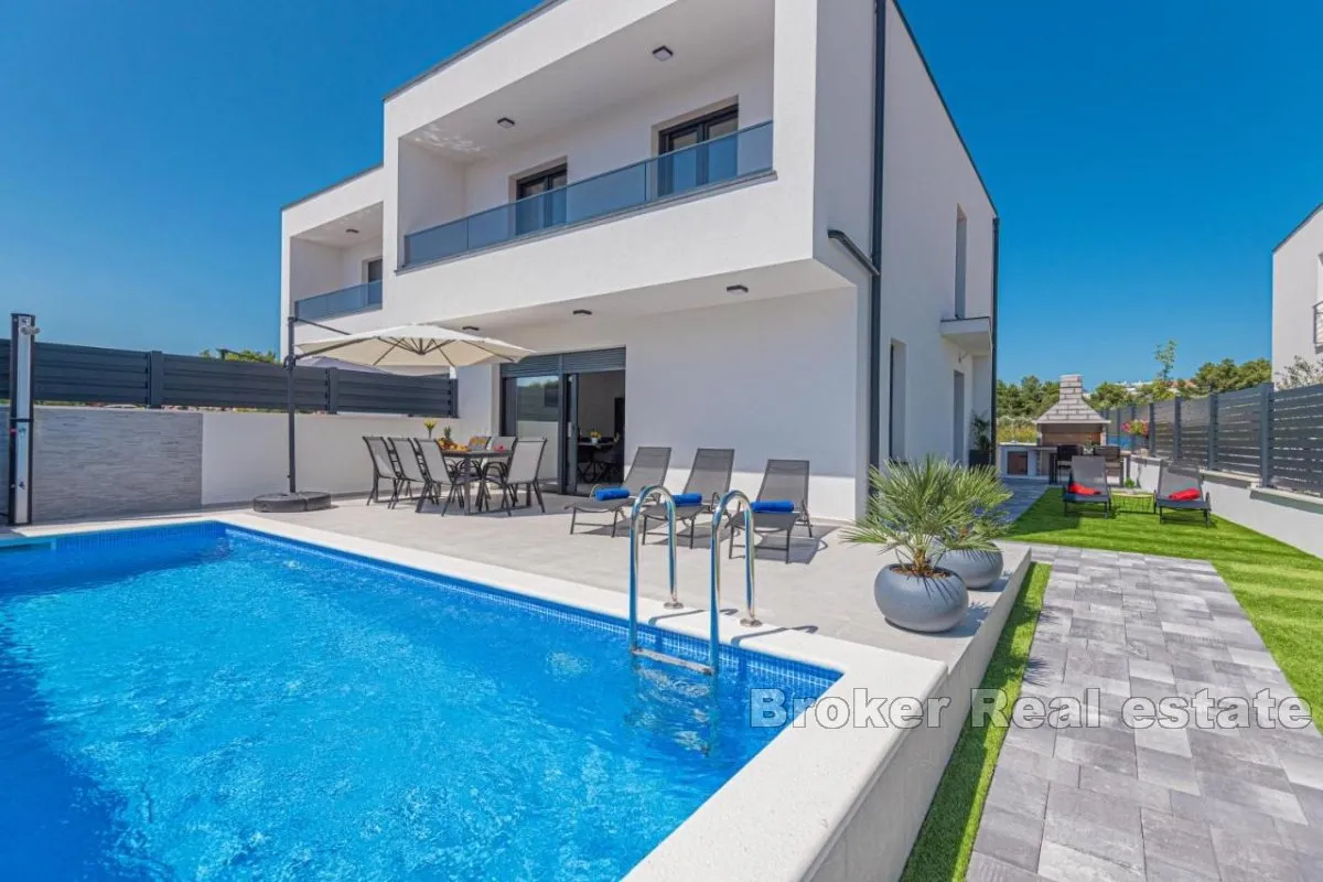 Moderna dvojna vila s bazenom - Vodice