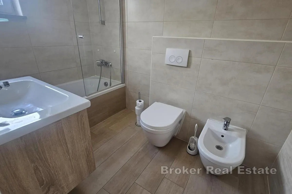 troetažni apartman s bazenom i krovnom terasom - slika 15