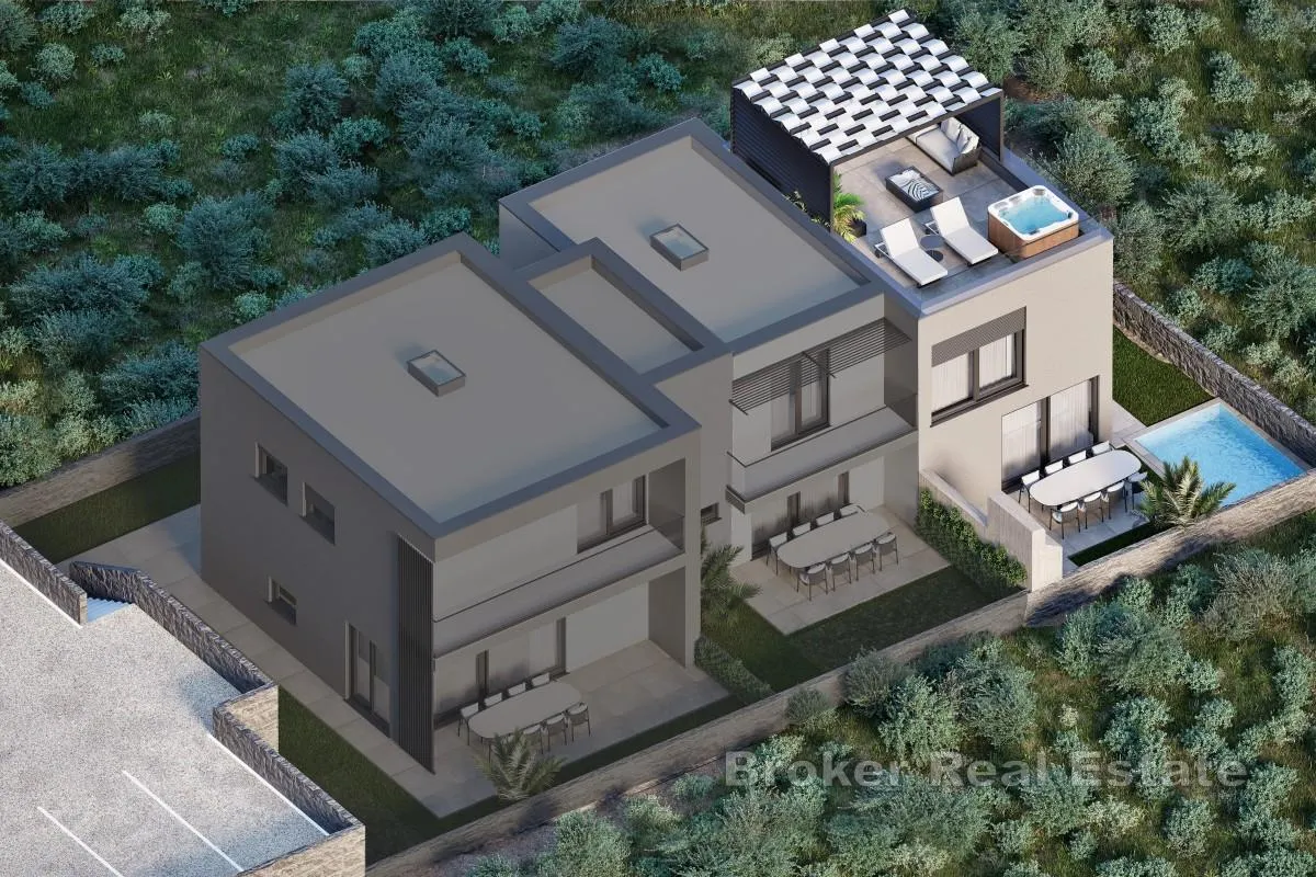 dvoetažni triplex s dvorištem i bazenom - slika 1