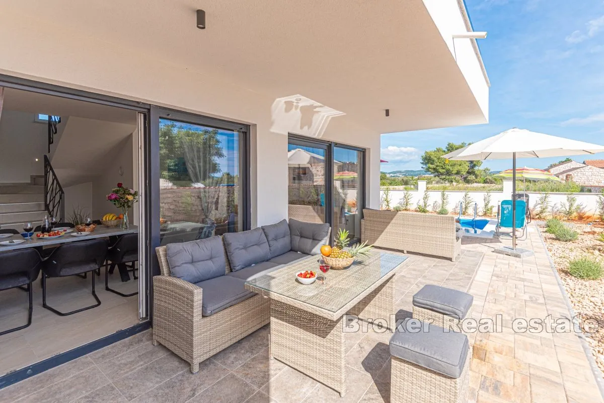 vila s bazenom - slika 20