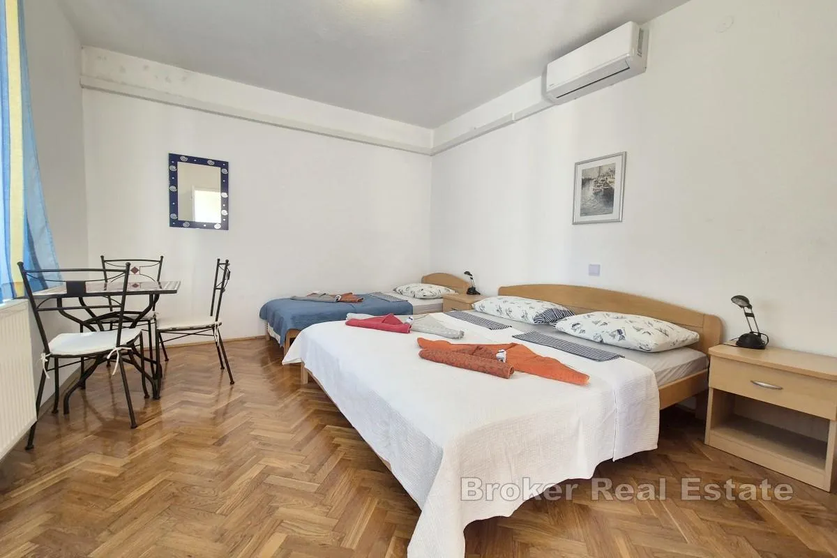 samostojeća apartmanska kuća s pogledom na more - slika 8