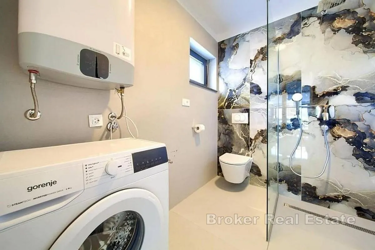moderan dvoetažni apartman s bazenom - slika 11