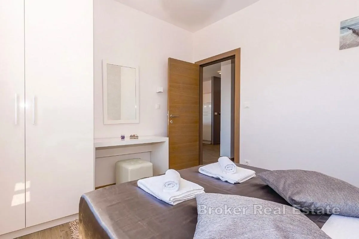 atraktivna višestambena vila s pogledom na more - slika 12