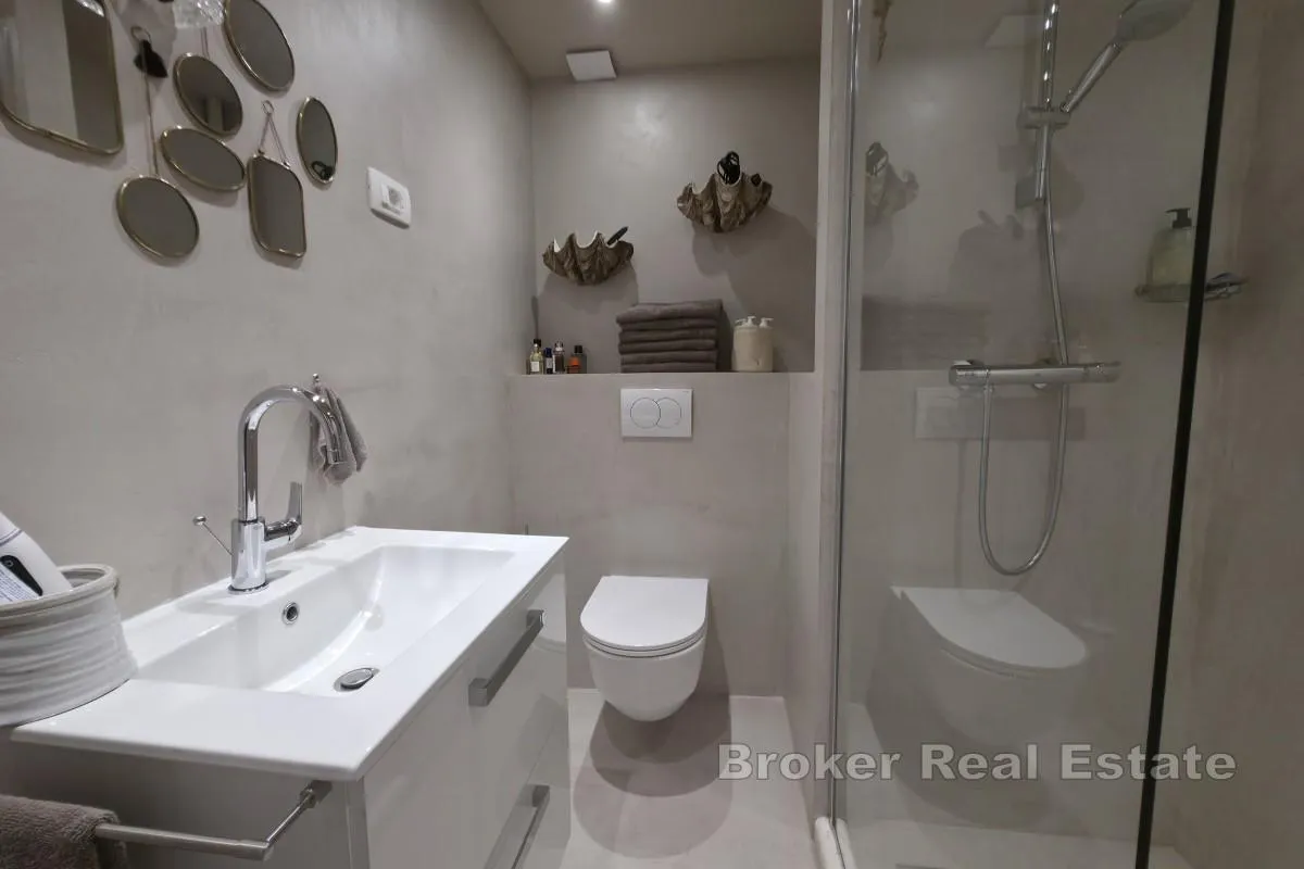 moderni dvoetažni apartman prvi red uz more - slika 8