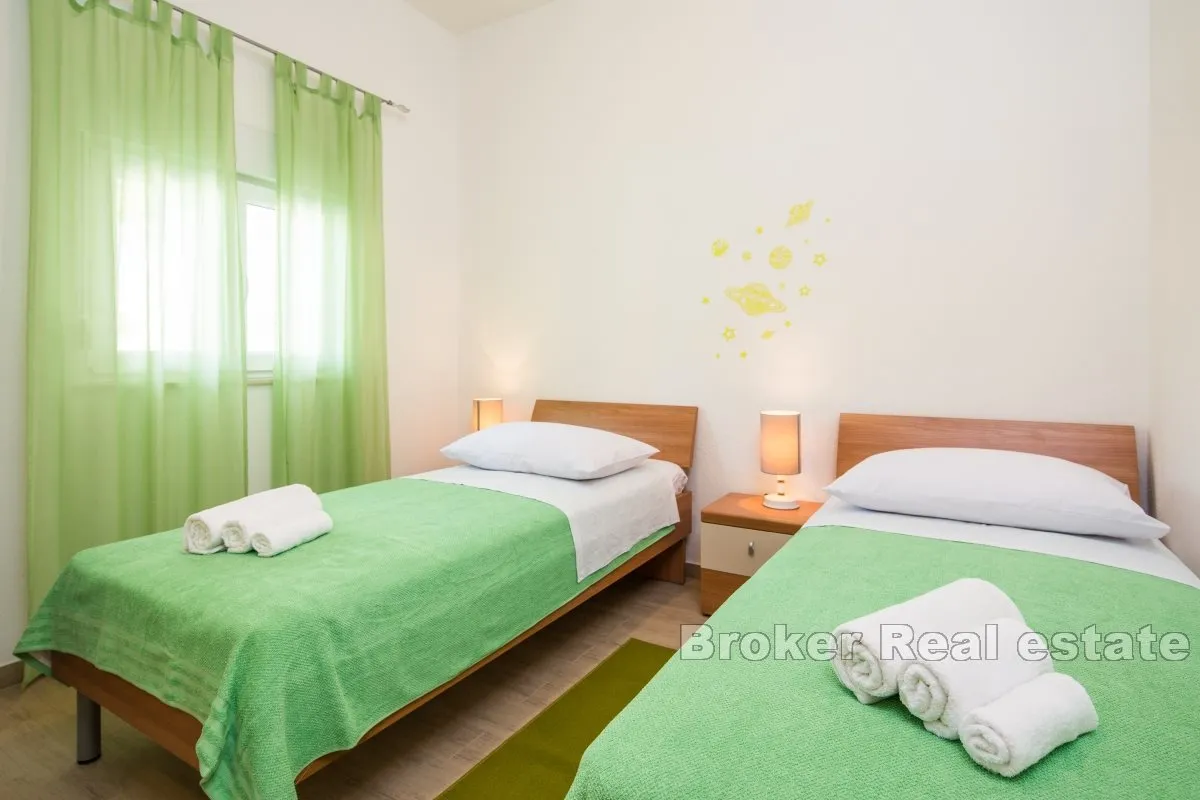 atraktivan apartman s bazenom - slika 9