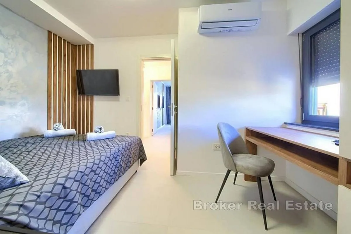 moderan dvoetažni apartman s bazenom - slika 7