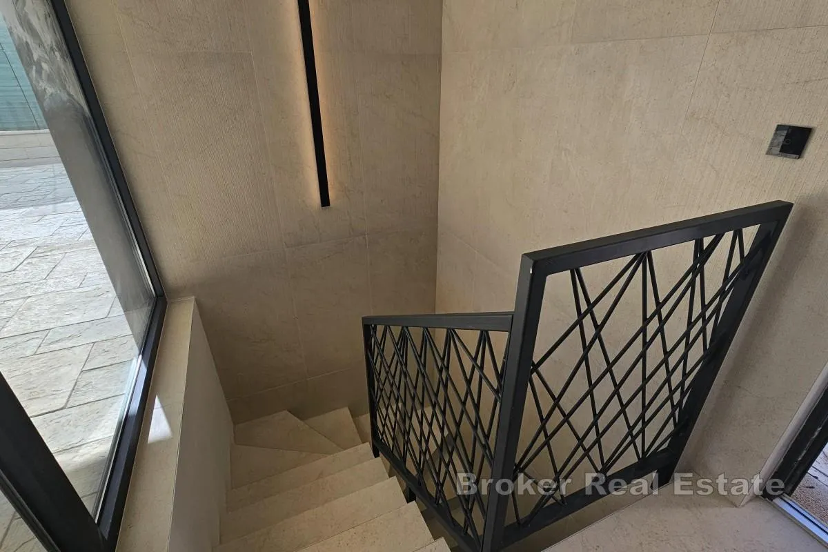 penthouse s krovnom terasom i bazenom - slika 14