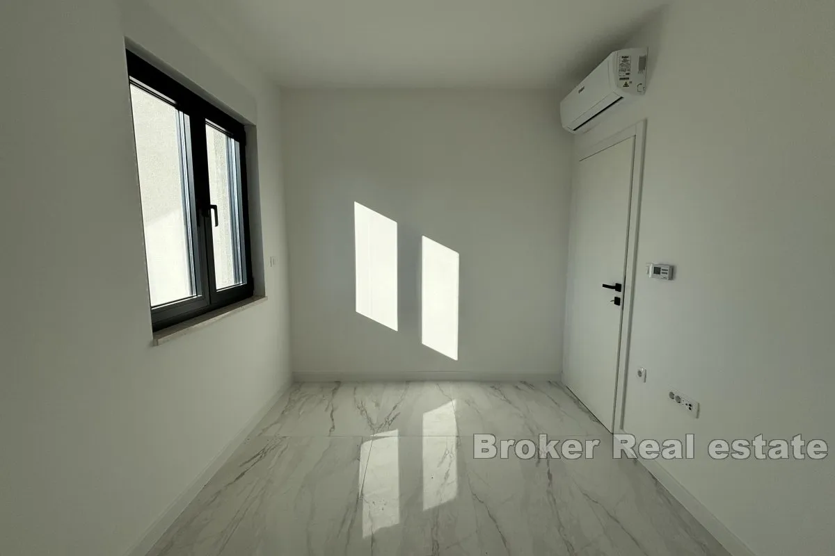prostrani penthouse s pogledom na more - slika 9