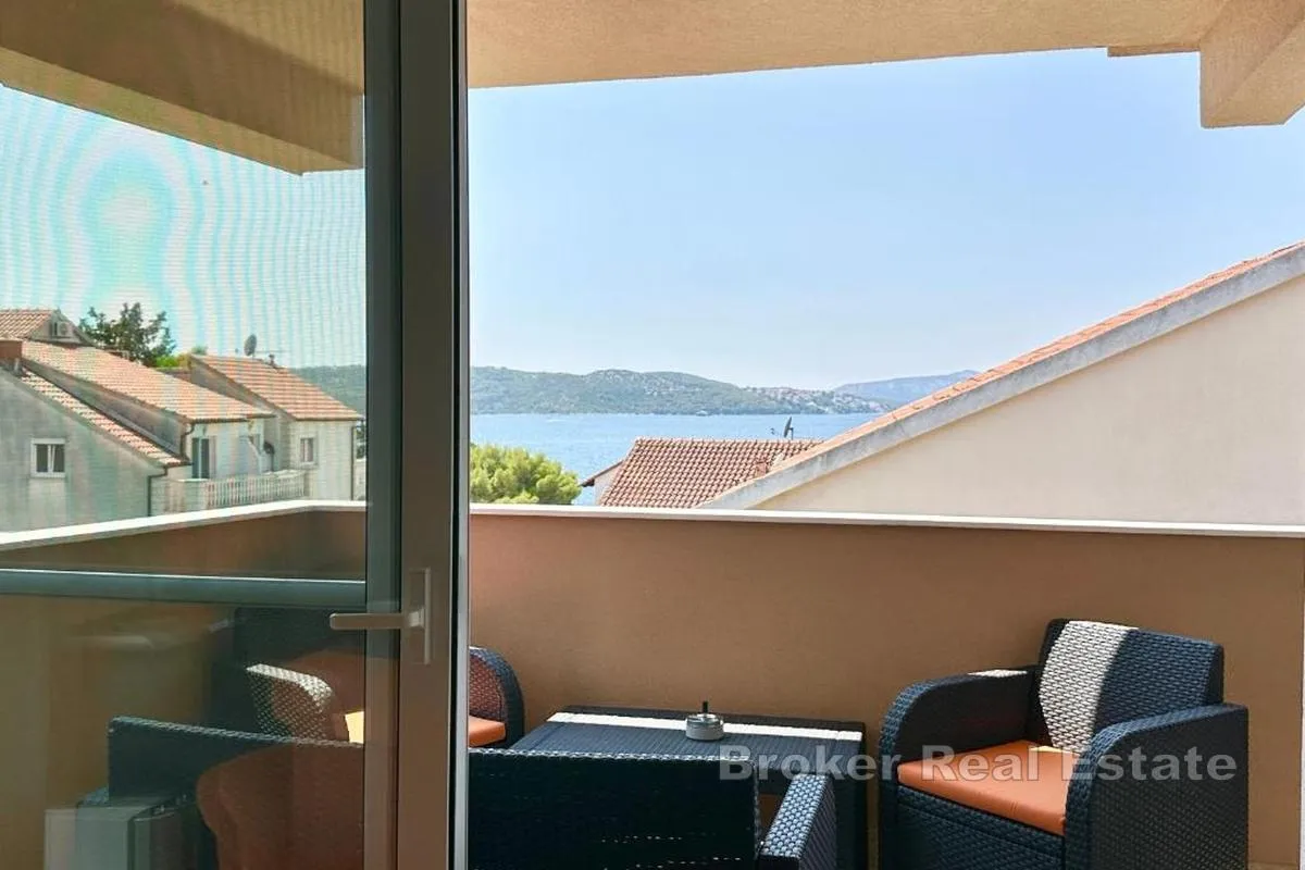 moderan stan s bazenom i pogledom na more - slika 13